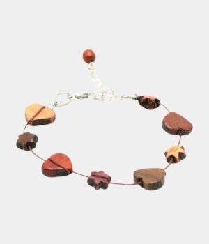 Gros plan sur les essences de bois multicolore du bracelet Stacy.