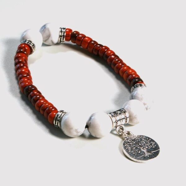 Gros plan sur la pierre Howlite blanche et le bois multicolore du bracelet, confectionné à la main pour un style authentique.