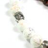 Bracelet bouddha Howlite Alenzo avec des perles en bois d'acajou et des pierres howlite blanches.