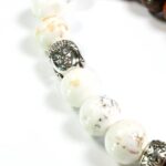 Bracelet bouddha Howlite Alenzo avec des perles en bois d'acajou et des pierres howlite blanches.