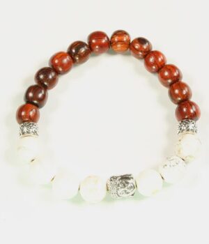 Gros plan sur les pierres howlite blanches et marbrées du bracelet bouddha Alenzo.