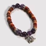 Zoom sur les détails des perles en améthyste violette du bracelet Olga, capturant leur éclat et leur beauté unique.