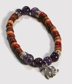 Zoom sur les détails des perles en améthyste violette du bracelet Olga, capturant leur éclat et leur beauté unique.