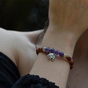 Bracelet Éléphant Olga en améthyste, mettant en valeur des pierres semi-précieuses pour une touche d'élégance et de style.