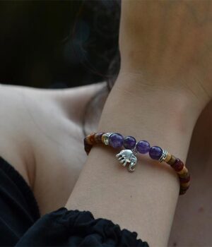 Bracelet Éléphant Olga en améthyste, mettant en valeur des pierres semi-précieuses pour une touche d'élégance et de style.