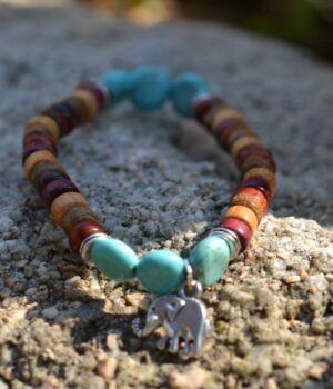 Découvrez les magnifiques perles de turquoise du bracelet Olga, un bijou artisanal unique qui ajoute une touche d'élégance à votre style.