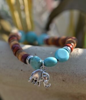 Bracelet Olga en turquoise avec éléphant et perles en bois précieux, un accessoire unique et élégant à porter au quotidien!