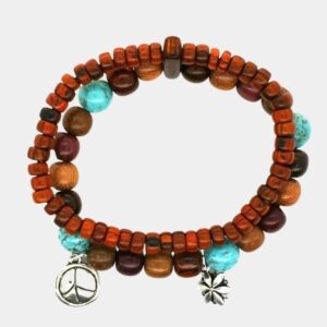 Image d'un bracelet double en bois et turquoise, avec des perles d'acajou et des breloques.
