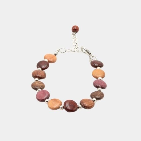 Bracelet Bois Multicolore Cecilia : un design unique avec des perles en bois rondes et plates, agrémenté de touches argentées.