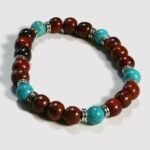 Éclat du bracelet Kenzo au soleil : reflets brillants de la pierre turquoise illuminée par la lumière.