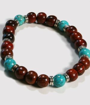 Éclat du bracelet Kenzo au soleil : reflets brillants de la pierre turquoise illuminée par la lumière.