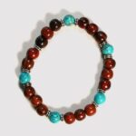 Bracelet en bois d'acajou et turquoise Kenzo : Un bijou élégant avec perles en bois et pierre turquoise.