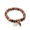 Bracelet en bois artisanal pour homme avec perles rondes multicolores et médaillon symbole de la paix.