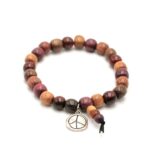 Bracelet en bois artisanal pour homme avec perles rondes multicolores et médaillon symbole de la paix.