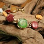 Vue détaillée du bracelet féminin en Jaspe impérial vert et perles en bois de différentes essences.