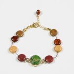 Un bracelet élégant avec une pierre de Jaspe impérial vert et des perles en bois multicolore.