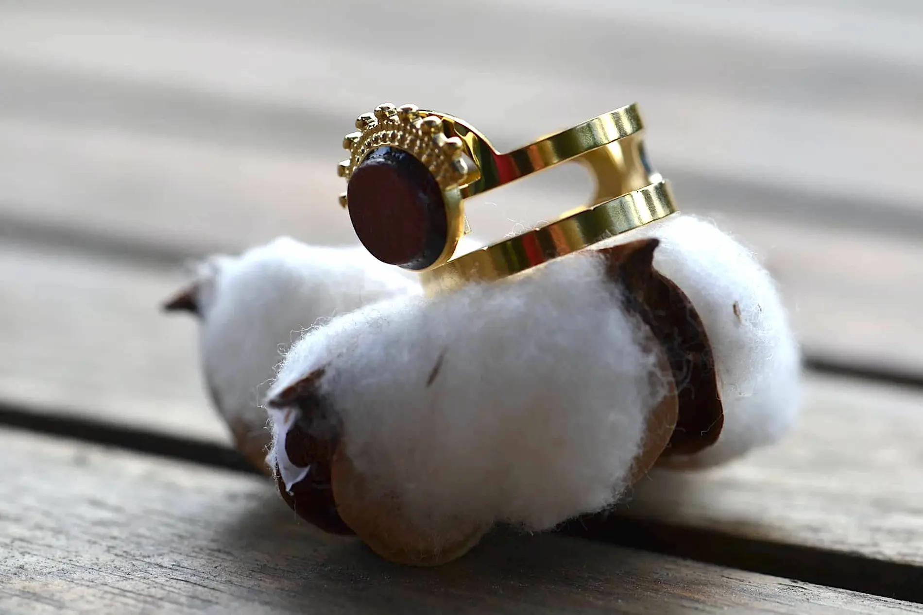 Bague dorée en acier inoxydable avec bois d’amarante artisanale.