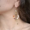 Boucles d'oreilles artisanales en bois et Howlite blanche avec apprêt goutte doré.