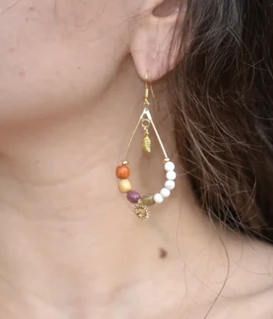 Boucles d'oreilles artisanales en bois et Howlite blanche avec apprêt goutte doré.