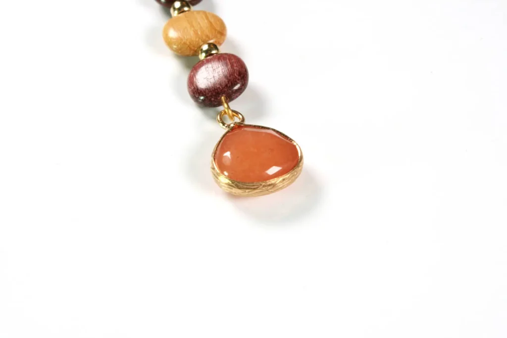 Paire de boucles d'oreilles en bois doré et quartz, design artisanal élégant.