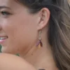 Boucles d'oreilles en bois artisanales Katy avec essences naturelles d'amarante, mûrier, néflier et palissandre, montées sur apprêts en dormeuse ouverte.