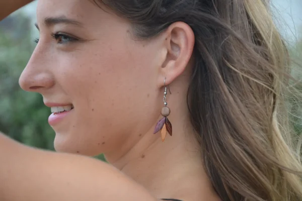 Boucles d'oreilles en bois artisanales Katy avec essences naturelles d'amarante, mûrier, néflier et palissandre, montées sur apprêts en dormeuse ouverte.
