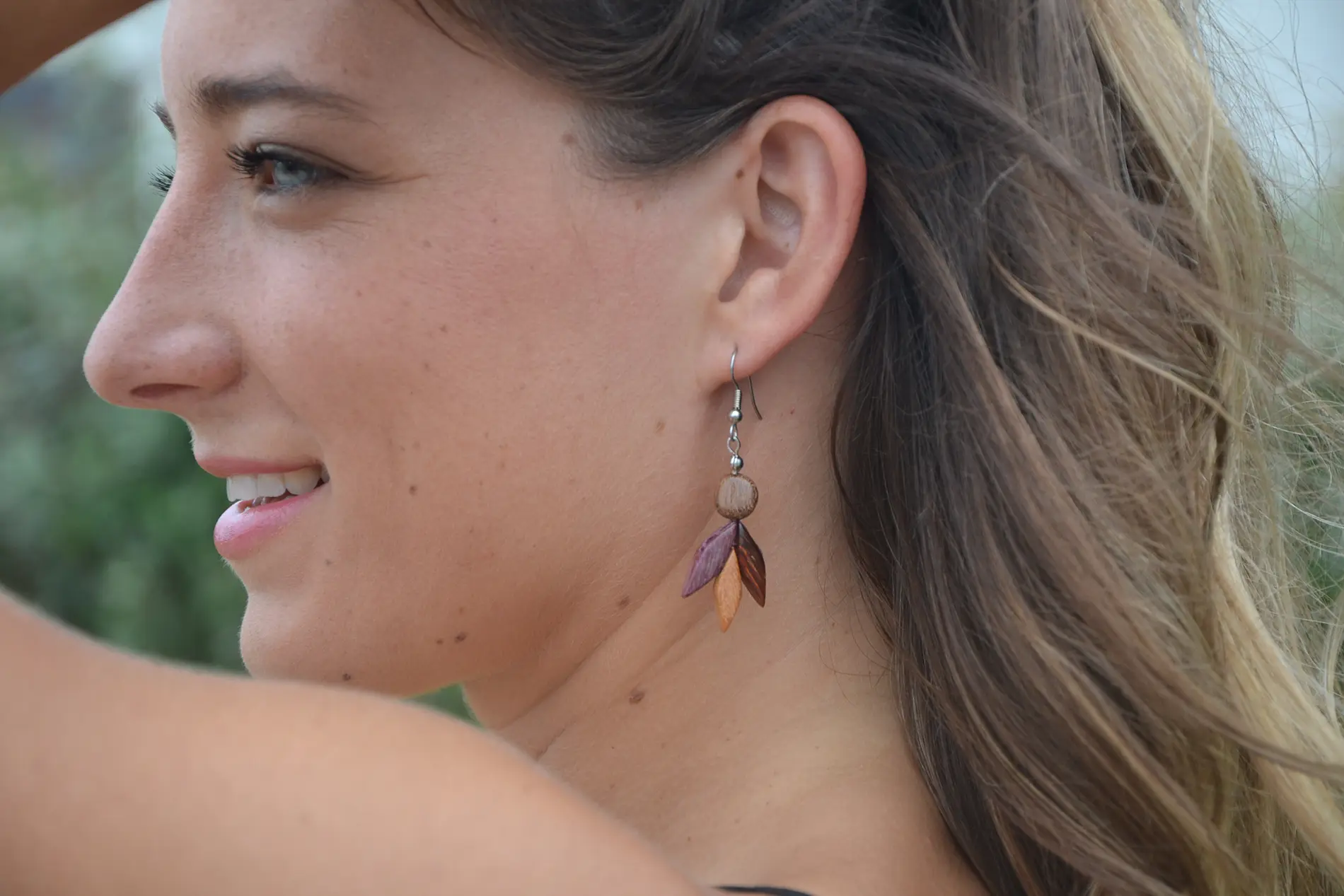 Boucles d'oreilles en bois artisanales Katy avec essences naturelles d'amarante, mûrier, néflier et palissandre, montées sur apprêts en dormeuse ouverte.