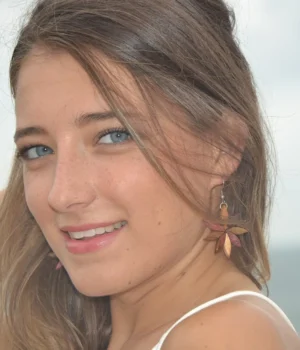 Boucles d'oreilles artisanales en bois multicolore Floria en forme de marguerite.