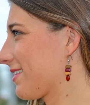 Boucles d'oreilles artisanales Dona en bois précieux avec dormeuse ouverte et essences de bois amarante, murier, néflier et palissandre.