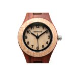 Vue rapprochée de la montre Brighton montrant le bracelet ajustable en bois et le mouvement japonais Miyota 2035.