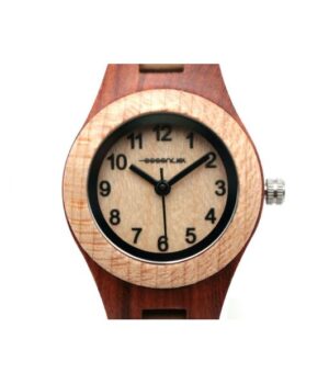 Vue rapprochée de la montre Brighton montrant le bracelet ajustable en bois et le mouvement japonais Miyota 2035.