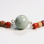 Gros plan sur les pierres d'agate bleue aux motifs uniques montées sur une chaîne argentée.