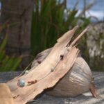 Collier en agate bleue turquoise avec chaîne en argent brillant. Zoom sur les pierres d'agate bleue : Gros plan sur