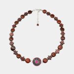 Collier en bois d'acajou et d’amarante avec cabochon en verre multicolore de 20 mm, design artisanal unique.