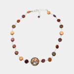 Collier en bois multicolore Arizona avec perles rondes et plates et cabochon en verre pastel.