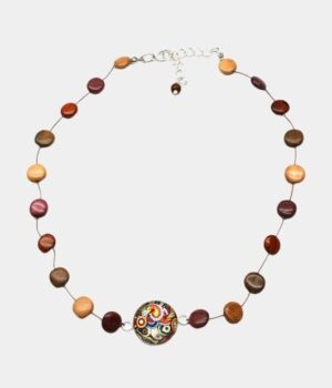 Collier en bois multicolore Arizona avec perles rondes et plates et cabochon en verre pastel.