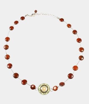 Collier en bois d'acajou avec cabochon en verre jaune