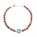 Collier nature Alicia en bois et cabochon turquoise - Vue d'ensemble du collier en bois amarante avec un cabochon turquoise.