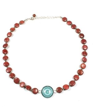 Collier nature Alicia en bois et cabochon turquoise - Vue d'ensemble du collier en bois amarante avec un cabochon turquoise.