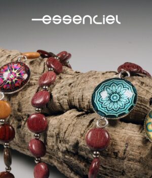 Détail du cabochon turquoise de 20mm en verre sur le collier Alicia.