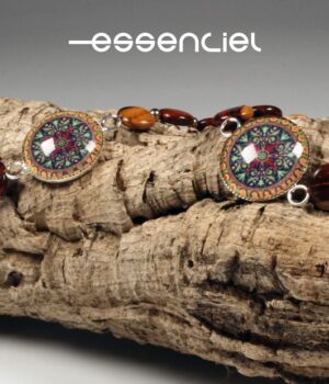 Gros plan du cabochon en verre mandala jaune-turquoise du collier Emma.