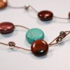 Gros plan sur les perles en turquoise du collier Myra