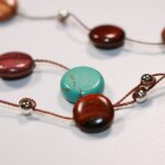 Gros plan sur les perles en turquoise du collier Myra