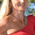 Gros plan sur le Collier Boule et Améthyste Laurène mettant en valeur sa couleur éclatante.