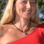 Un collier élégant avec une boule en bois et une pierre d'améthyste violette- Collier Boule et Améthyste Laurène