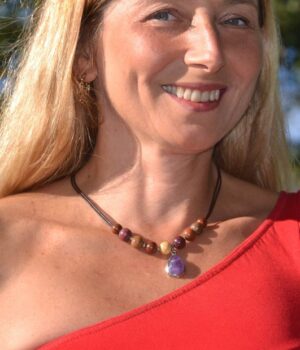 Un collier élégant avec une boule en bois et une pierre d'améthyste violette- Collier Boule et Améthyste Laurène