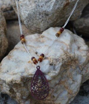 Collier artisanal multicolore en Amarante, Néflier, Palissandre et Mûrier.