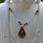 Collier bois multicolore Nell pour femme, style élégant et naturel, conçu avec du Néflier et des matériaux éco-responsables.