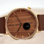 Profitez de la livraison en 48 heures pour toutes les montres Essenciel, modèle City brown.