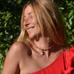 Un collier ras du cou Esther en bois et quartz, montrant les détails des pierres naturelles et des essences de bois précieux.